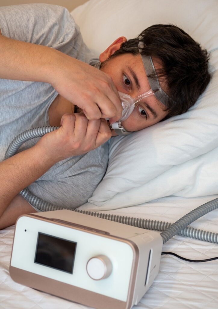 Homem ajudando mascara CPAP